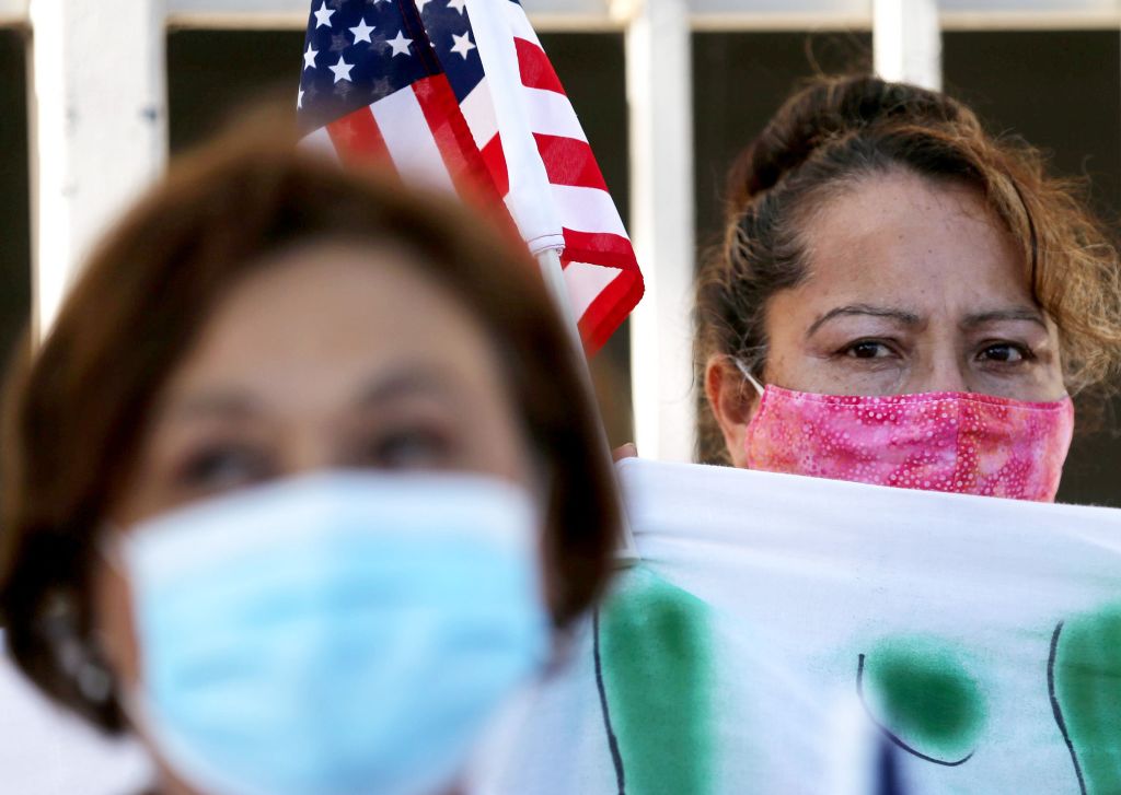 Vacunas para comunidades necesitadas son mal utilizadas en Los Ángeles.