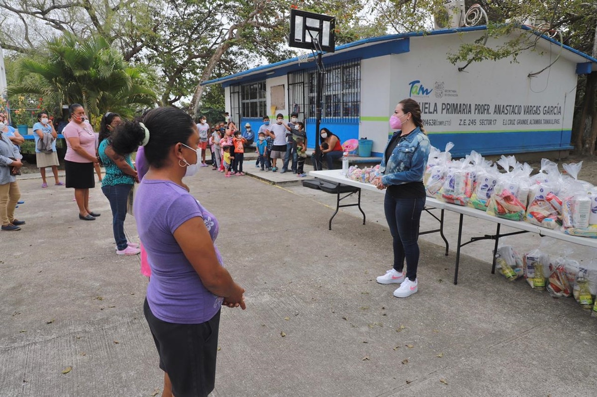 Alma Laura Hernández Amparán hizo la entrega de los paquetes. (Foto: Cortesía)