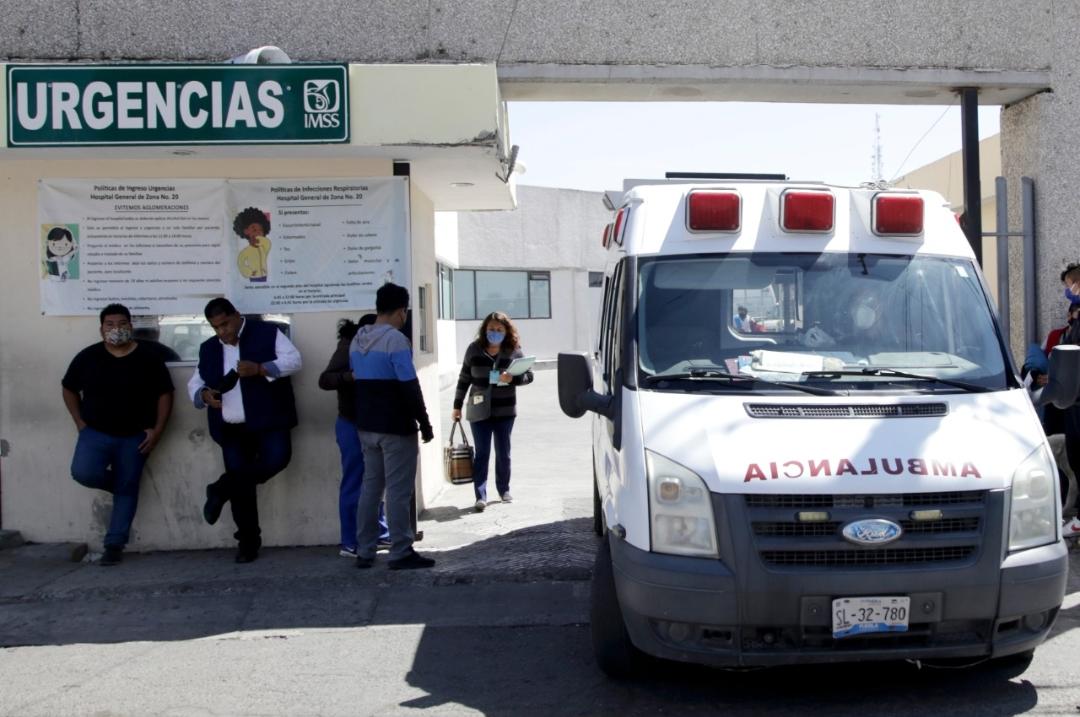 Una ambulancia sale del área de urgencias del Hospital IMSS La Margarita. (Agencia Enfoque)