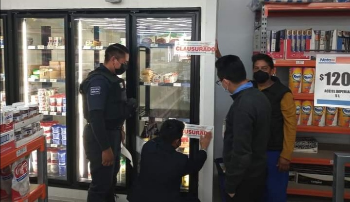 Autoridades clausuran venta de alcohol en supermercado de Tlaxcoapan. (Francisco Villeda)