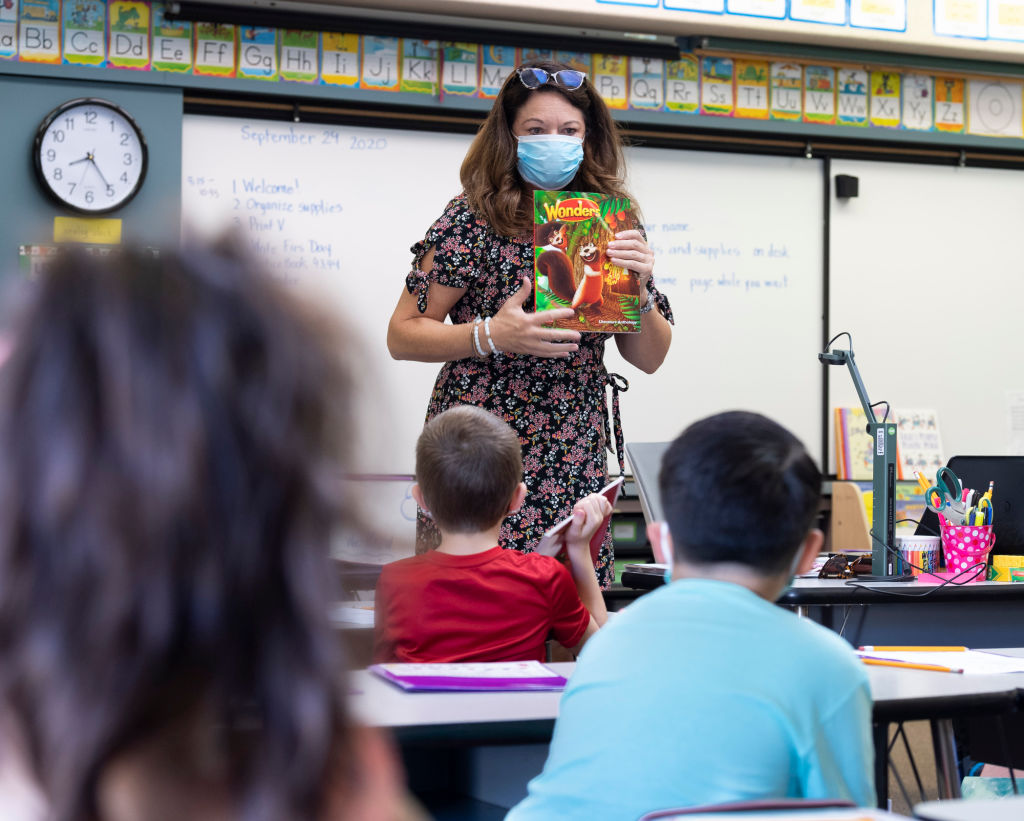 California destinará 10% de las vacunas a maestros para reabrir las aulas.