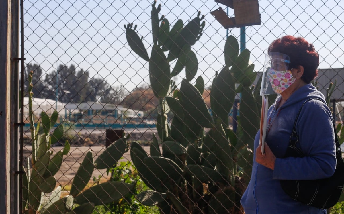 En la Ciudad de México continúa la vacunación de adultos mayores. (Araceli López)
