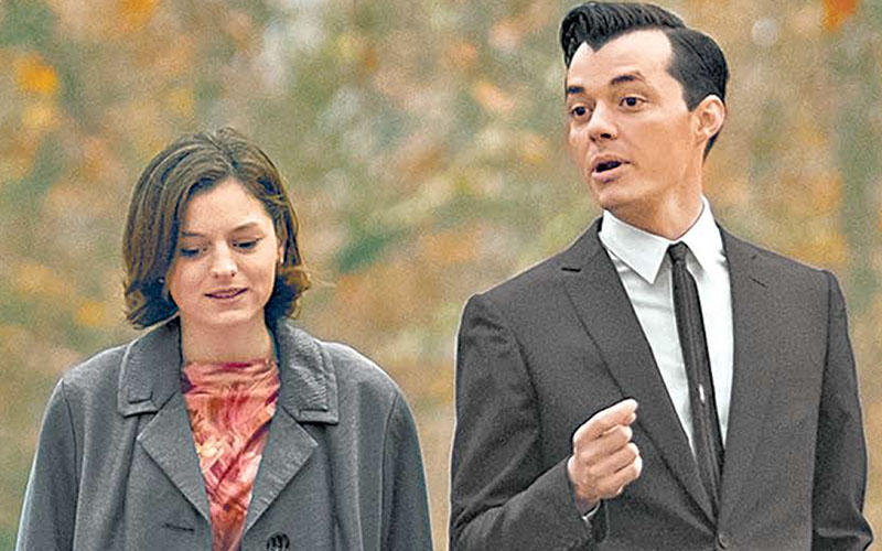 Emma Corrin y Jack Bannon en la serie. (Especial)