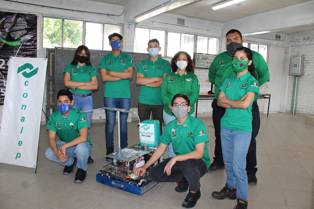El equipo de trabajo encargado del prototipo de robot sanitizante. (Claudia Luévano)