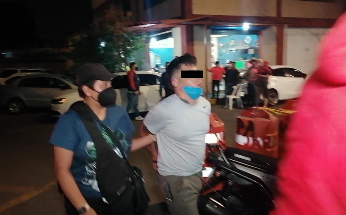 Policías de la SSC aseguraron una motoneta y varios envoltorios con aparente droga. (Especial)
