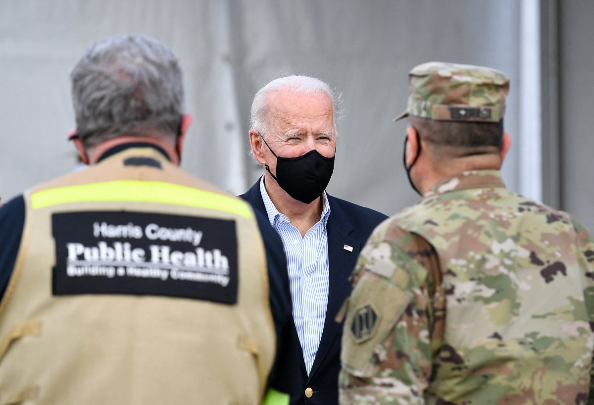 El presidente de Estados Unidos, Joe Biden, visitó centros de socorro en Houston. (AFP)