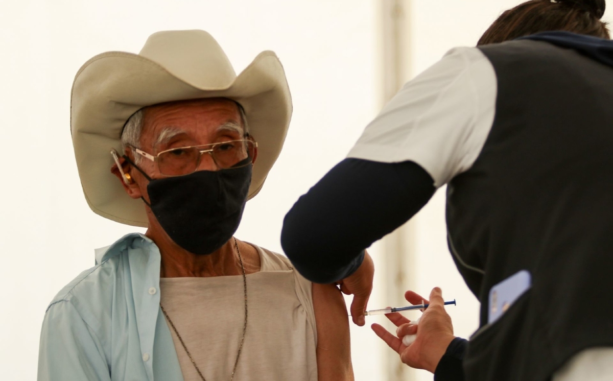 Adultos mayores acuden al multideportivo de Ecatepec para recibir la vacuna contra covid-19. (Cuartoscuro)