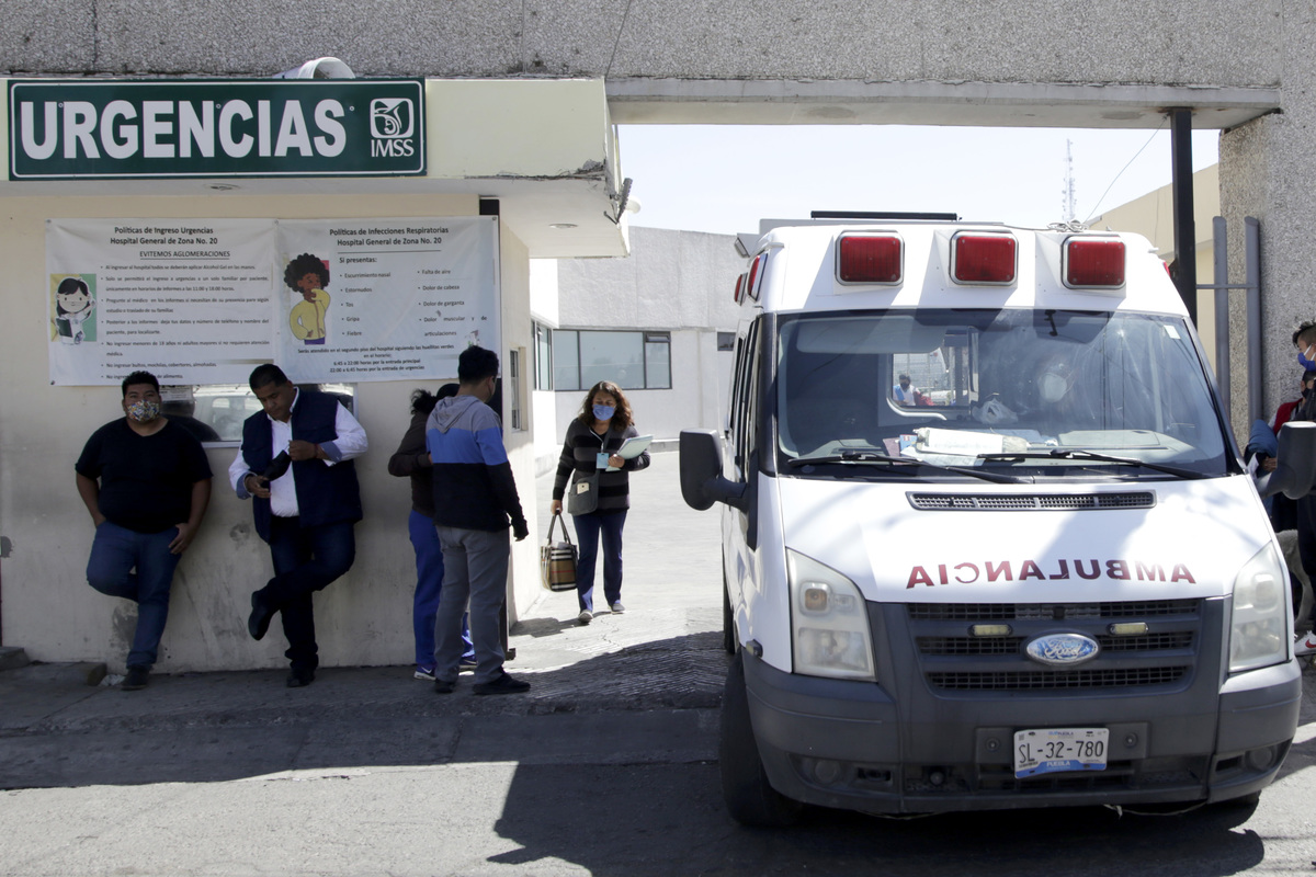 Una ambulancia sale del área de urgencias del Hospital IMSS La Margarita. (Agencia Enfoque)
