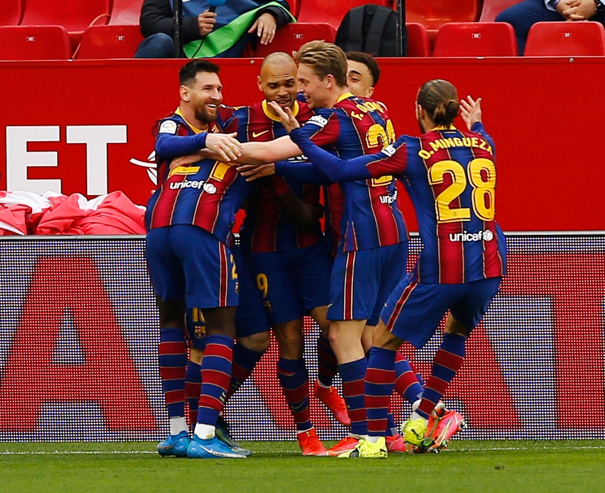 Barcelona derrota al Sevilla y se acerca al liderato de La Liga (Reuters)