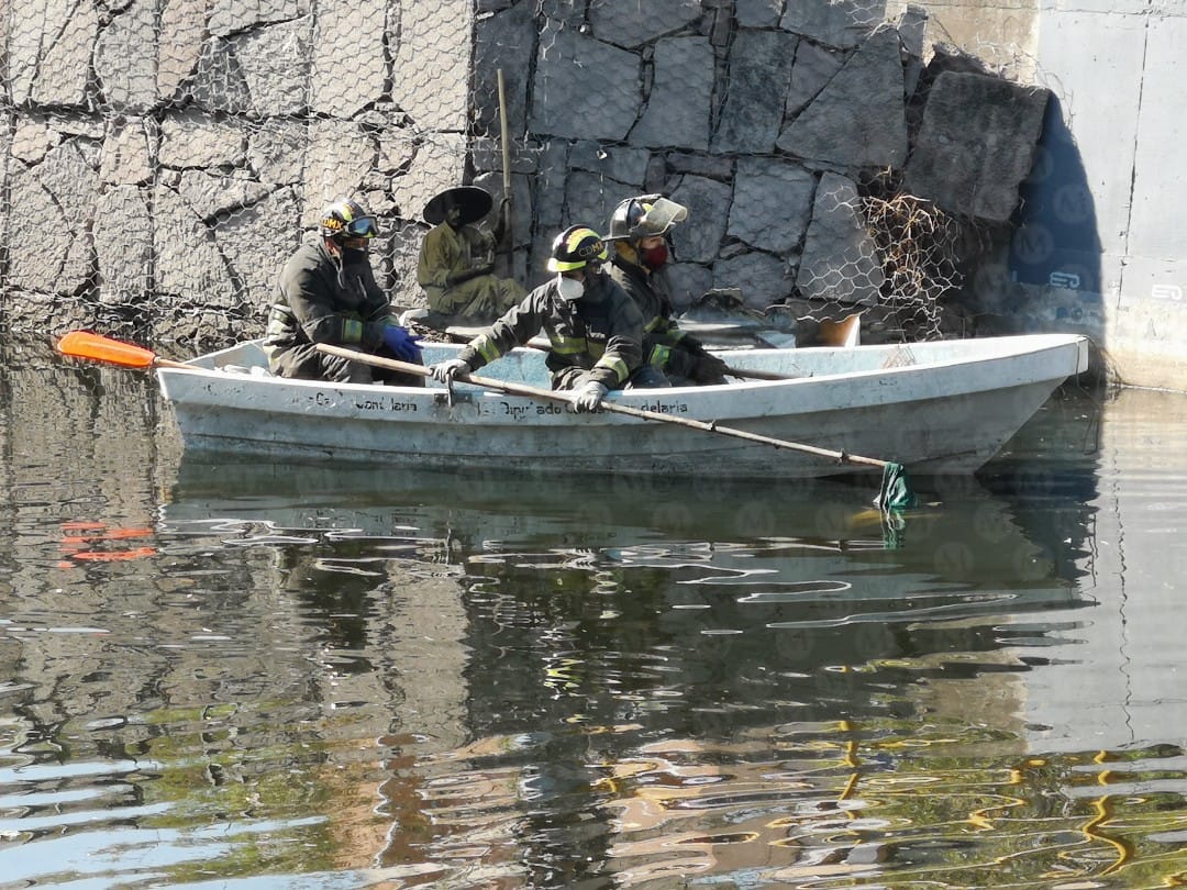 Bomberos de la Ciudad de México rescataron el cuerpo del canal de aguas negras. (Jorge Becerril)