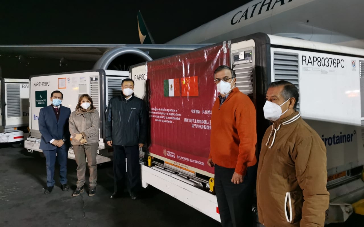 El canciller durante la llegada del nuevo lote de vacunas provenientes de China. (@m_ebrard)