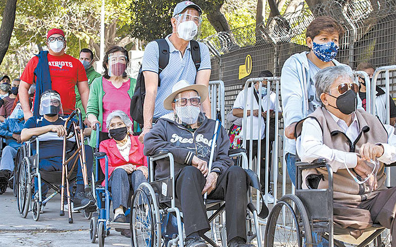 La capital inmunizó ayer a 25 mil 290 adultos mayores de las alcaldías Iztacalco, Tláhuac y Xochimilco. (Jesús Quintanar)
