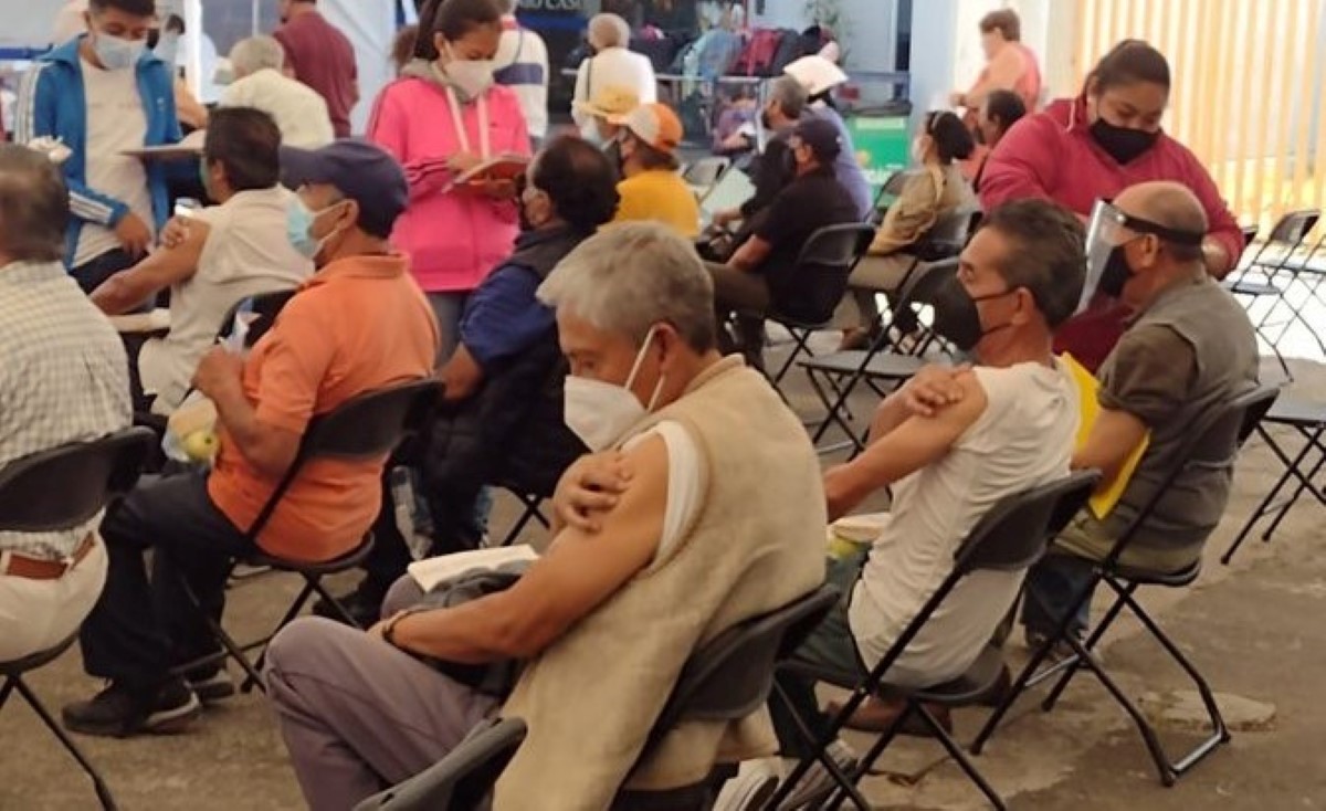 Van más de 158 mil adultos mayores vacunados en CdMx. | Twitter @SGIRPC_CDMX