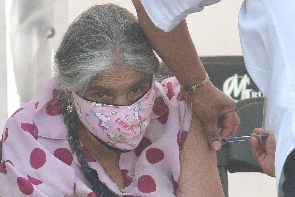 Mujer adulto mayor, durante la aplicación de la vacuna contra el covid-19 en el Bosque de Tláhuac | Cuartoscuro