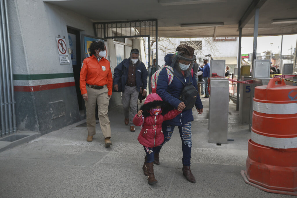 Desde el viernes inició el proceso de los primeros migrantes que estaban en el programa "Quédate en México". (AP)