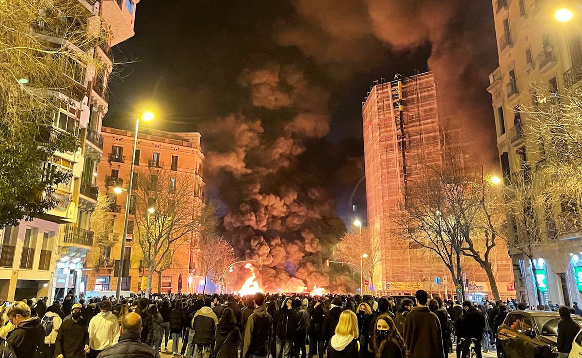 Calles de Barcelona tras las protestas contra la detención de Pablo Hasél. (Jennifer Seefoo)