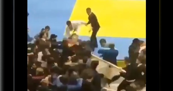 Combate de judo junior en Rusia termina en pelea campal (Especial)