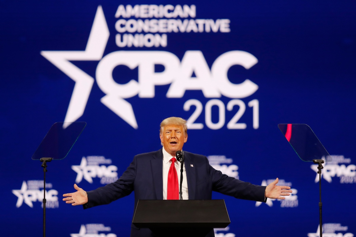 Donald Trump ruante la reunión del CPAC. (Reuters)
