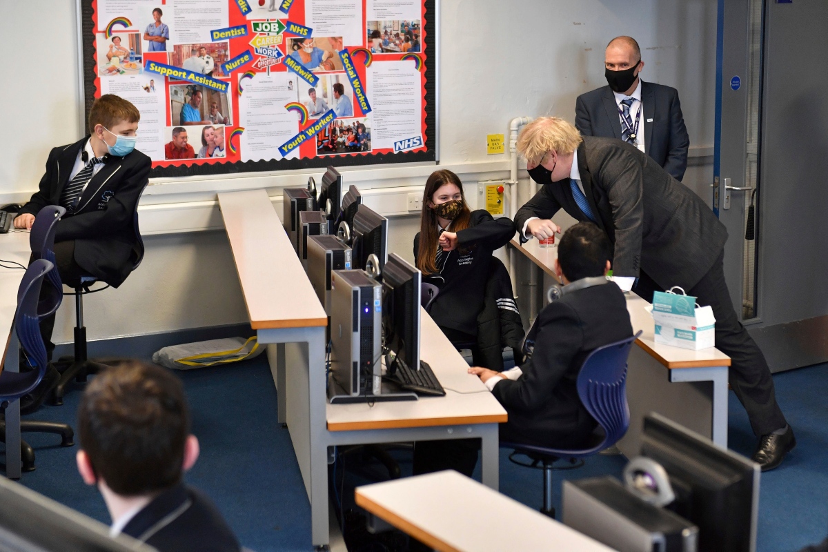Las escuelas en Londres permanecen cerradas desde enero, excepto para hijos de trabajadores esenciales. (AP)