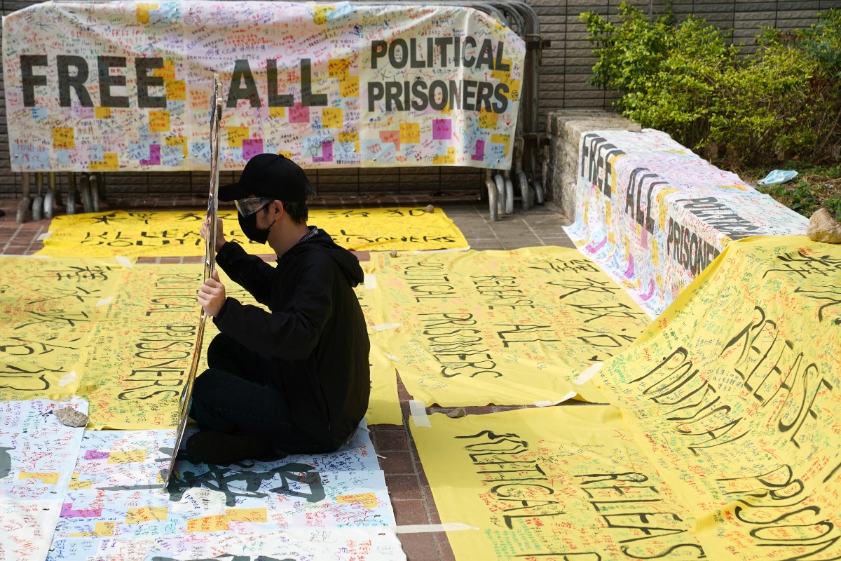 Varios manifestantes estuvieron a las afueras de los juzgados pidiendo la liberación de los activistas. (Reuters)
