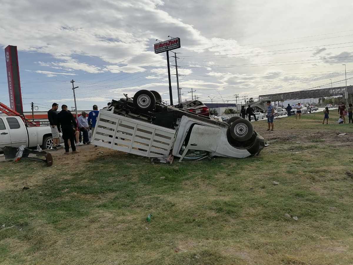 Esta tarde ocurrió una doble volcadura protagonizada por una camioneta y un auto. (Milenio Digital)