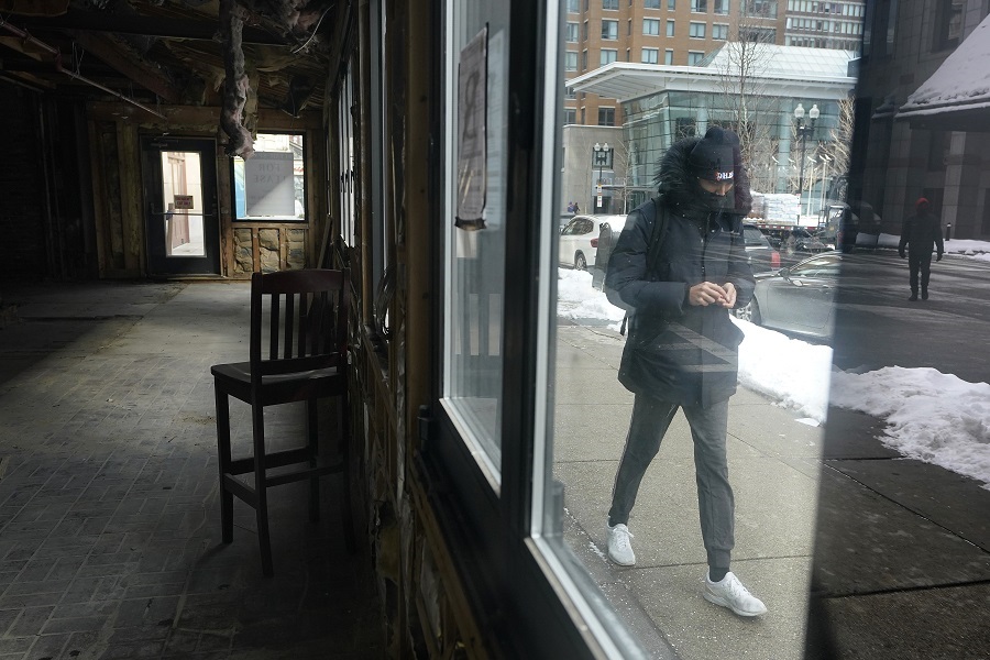 Un peatón pasa junto a un edificio vacío que solía ser un restaurante de Boston. (AP)