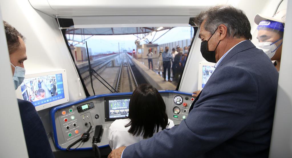 El secretario de Hacienda, Arturo Herrera, en el recorrido inaugural de la Línea 3 del metro de Monterrey, en Nuevo León. (Especial)