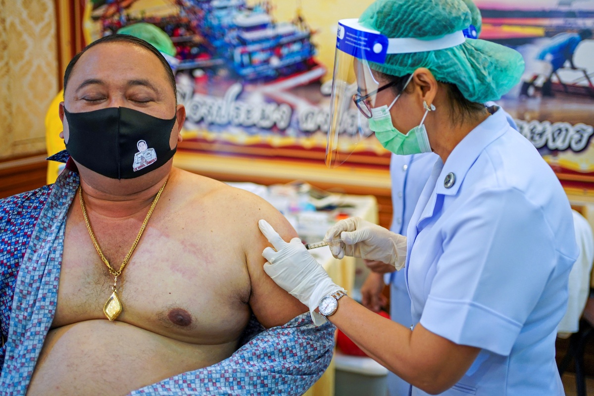 La vacunación inició con el personal sanitario y se plantea también para los adultos mayores en Tailandia. (Reuters)