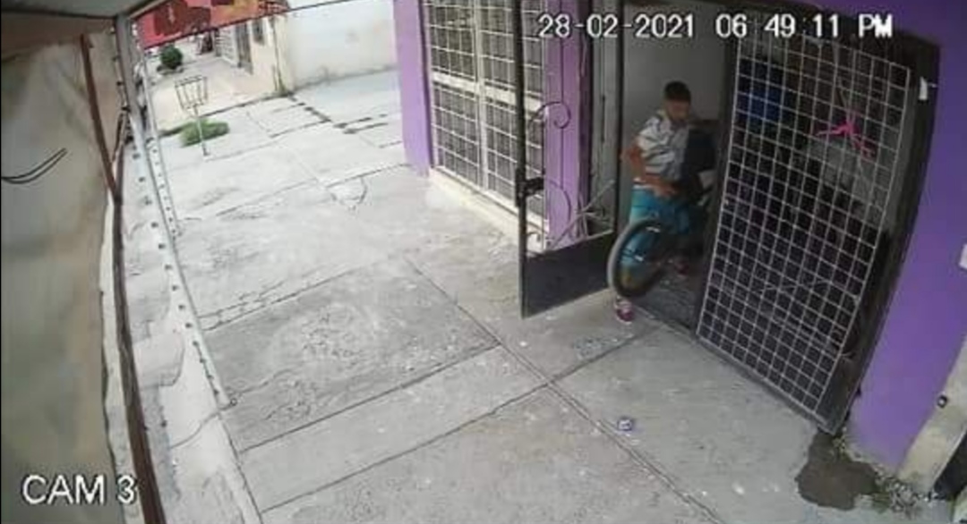 Cámaras de seguridad de un negocio lograron capturar el momento del robo. (Milenio Digital)