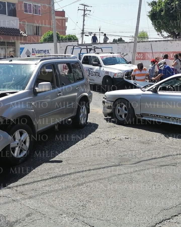 Detienen a dos asaltantes, tras chocar la camioneta en la que huían. (Especial)