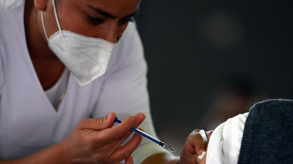 Segunda dosis de vacuna covid, aplicada al 75% del personal médico
