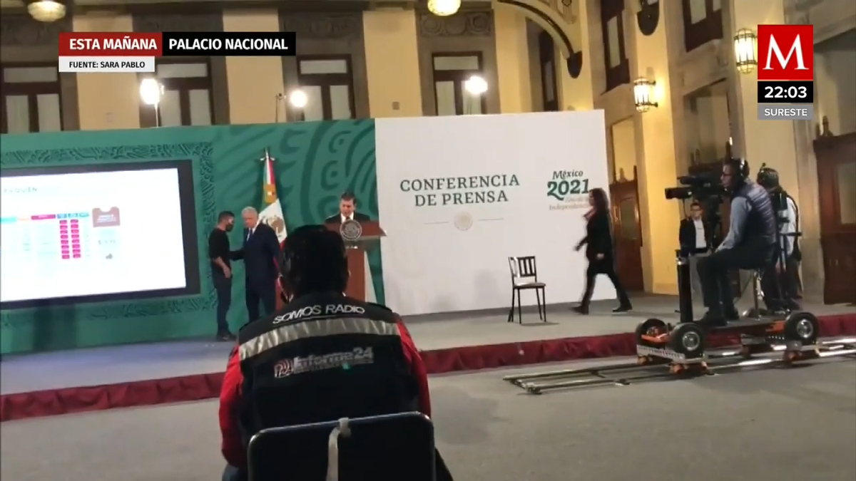 Hombre 'se cuela' en La Mañanera para hacer petición a AMLO