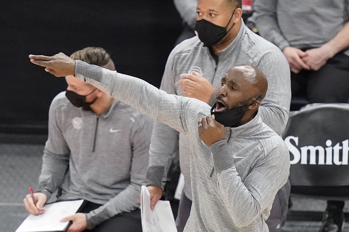 Lloyd Pierce deja de ser entrenador de los Hawks de Atlanta (AP)