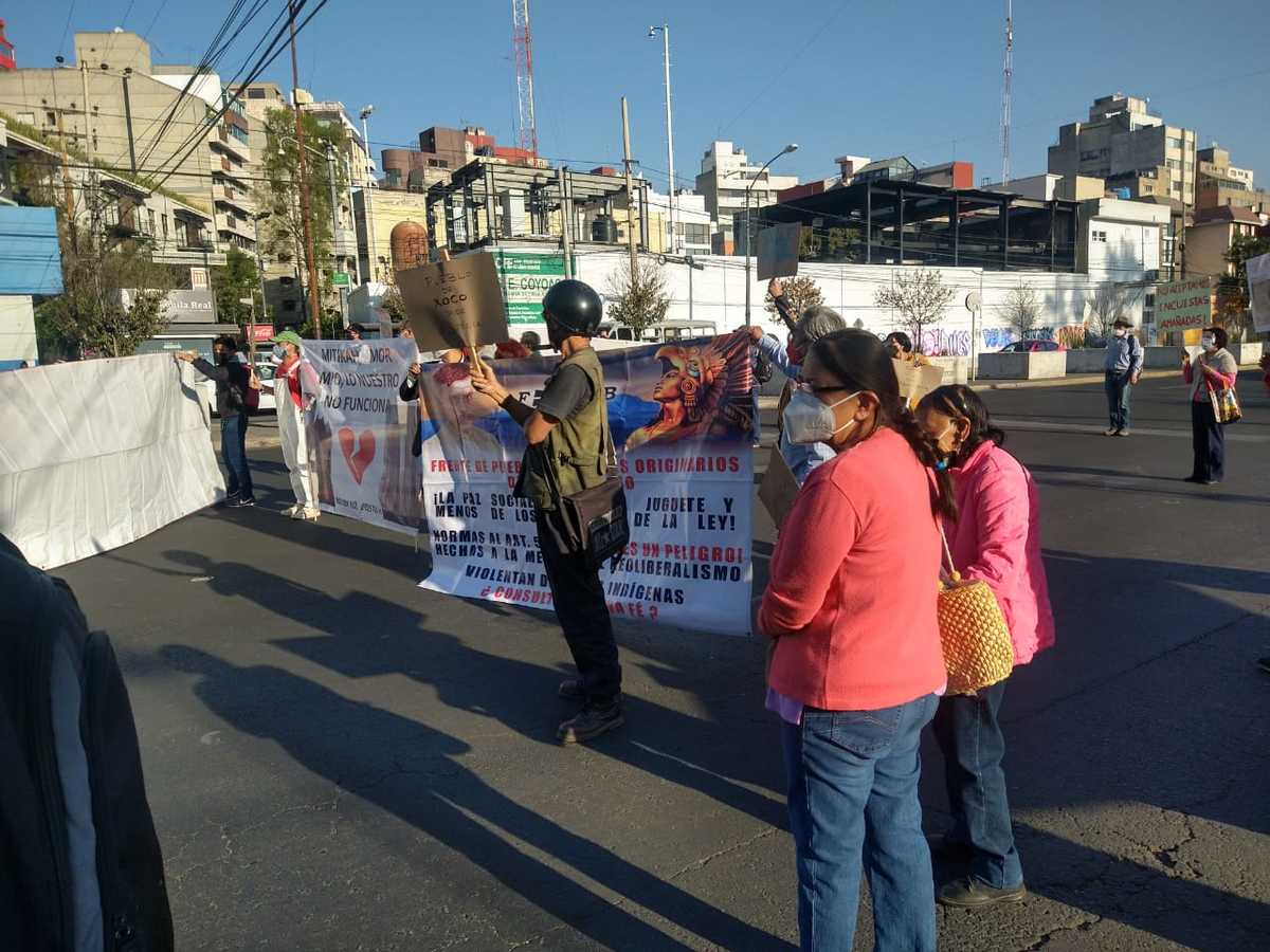 Vecinos del pueblo de Xoco protestan en contra de privatizar la calle Real Mayorazgo