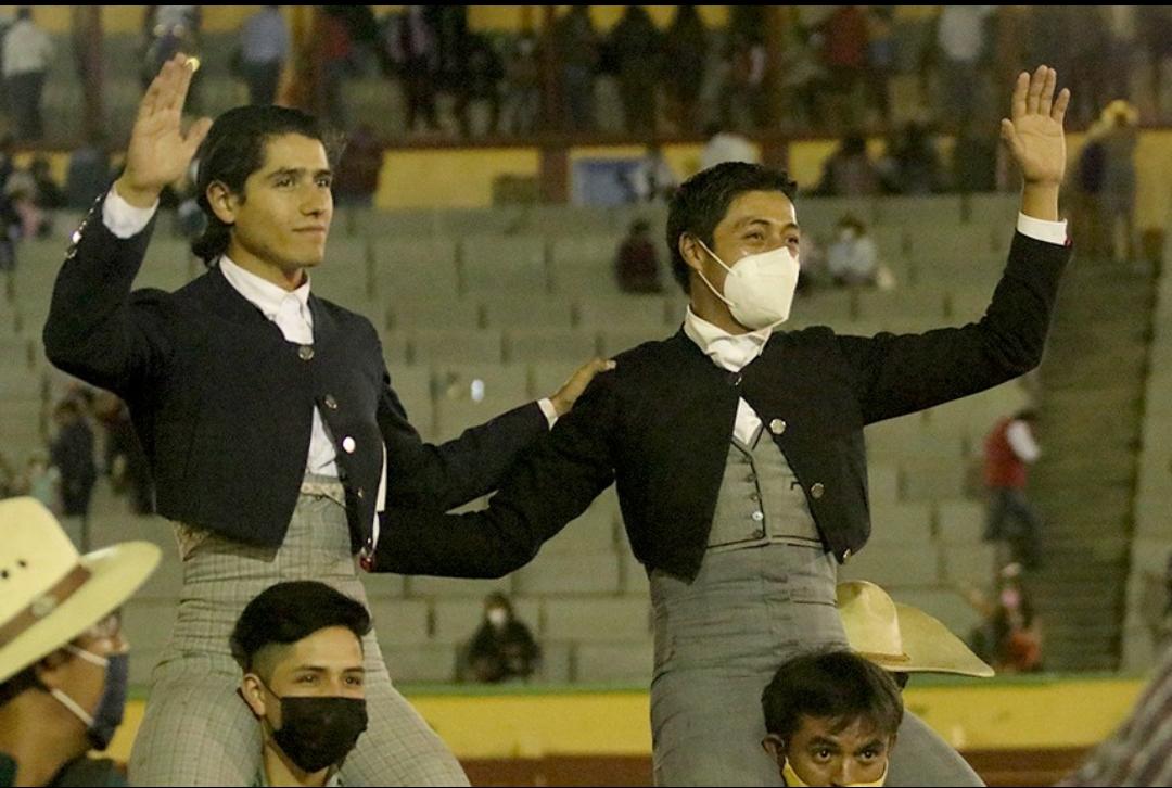 Adame y Flores triunfan en Festival Taurino en Apizaco. (Especial)