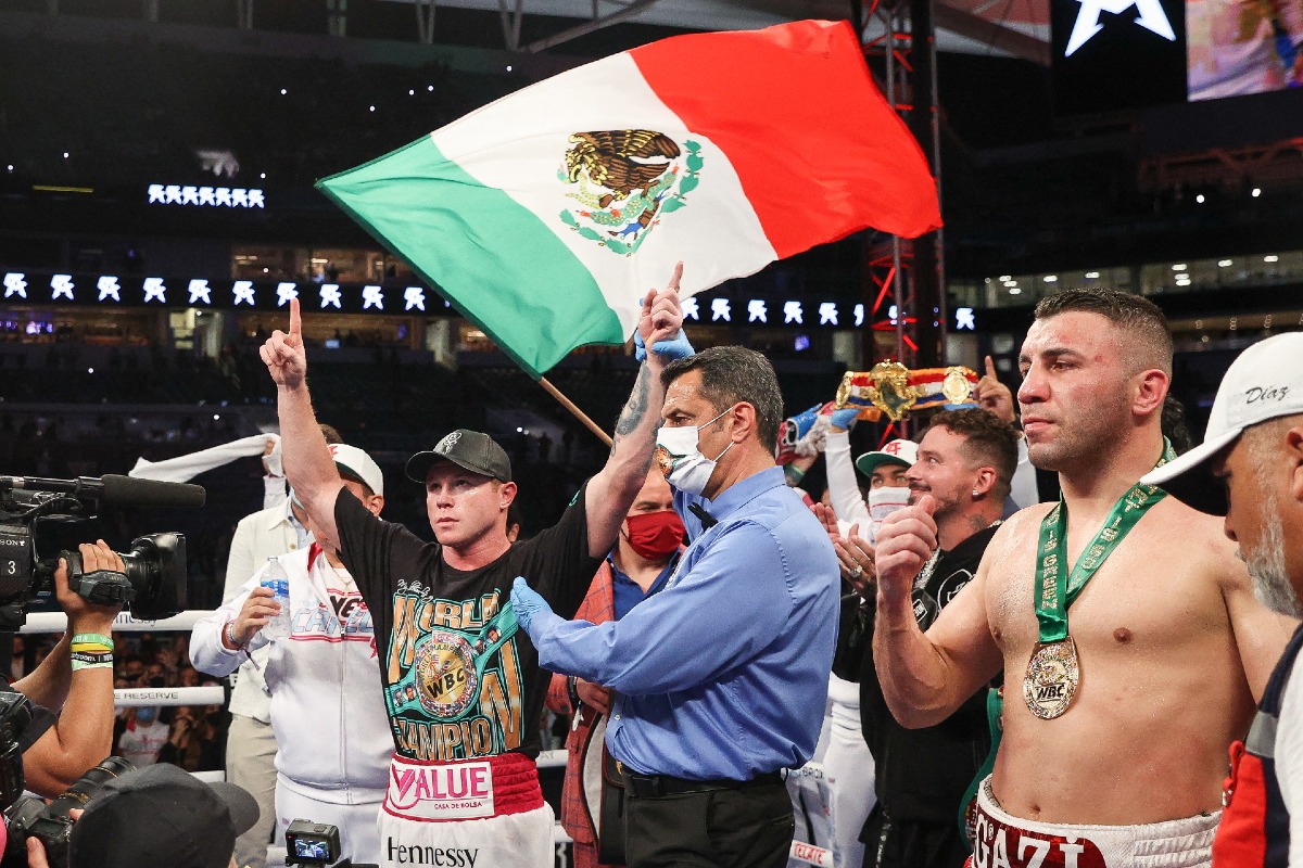Canelo Álvarez retiene los cinturones supermedios de la AMB y CMB (AFP)