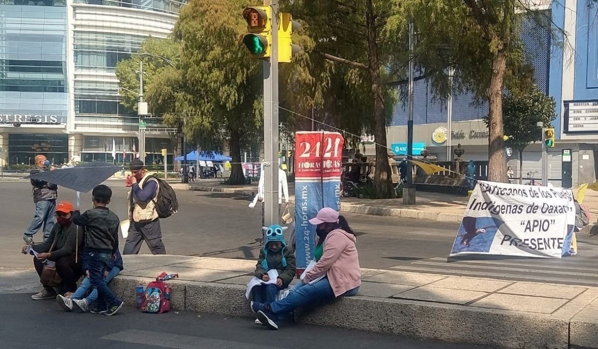 Los comerciantes bloquearon el paso en el cruce de Reforma y Río Lerma. | César Velázquez