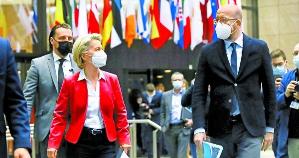 La comisionada Ursula von der Leyen y consejero presidente, Charles Michel, han estado al frente de respuesta a la crisis. Olivier Hoslet/REUTERS