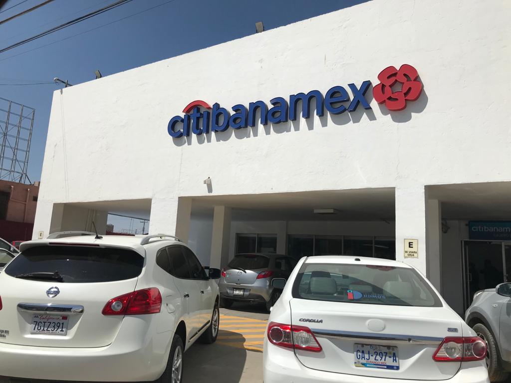 Un cuentahabiente fue asaltado al salir del área de cajeros automáticos. (Milenio Digital)