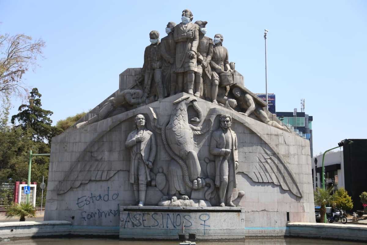 La glorieta de Insurgentes de Pachuca amaneció con pintas contra los feminicidios. (Jorge Sánchez)