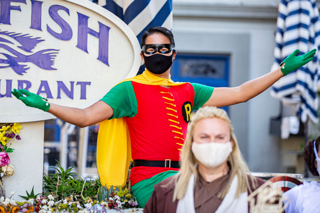 Un hombre disfrazado de Robin en las calles de San Diego durante los días de Comic-Con en su edición del 2020.