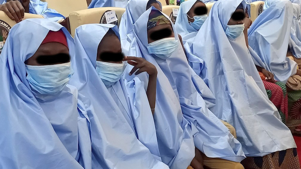 Liberan a 279 estudiantes secuestradas en escuela de Nigeria
