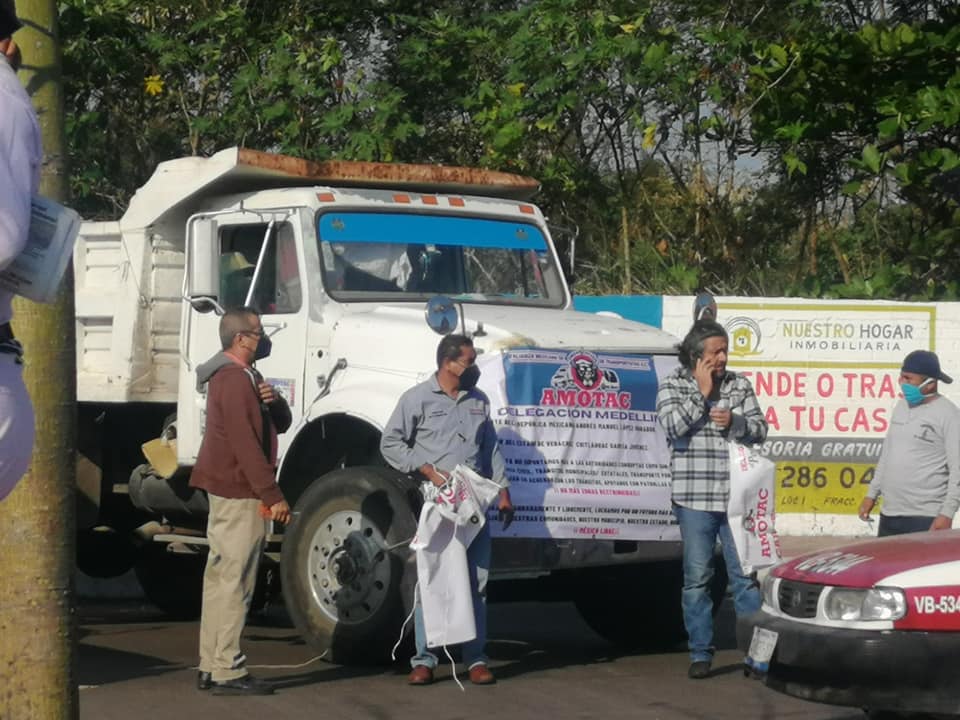 Las manifestaciones de los transportistas fueron realizadas con vehículos de carga pesada. (Especial)