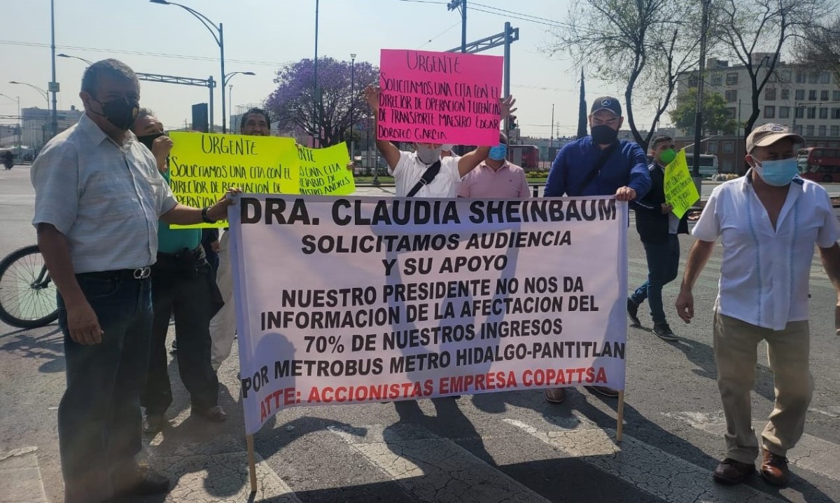 Los manifestantes bloquearon el cruce de Reforma y Eje 1 Norte. | César Velázquez