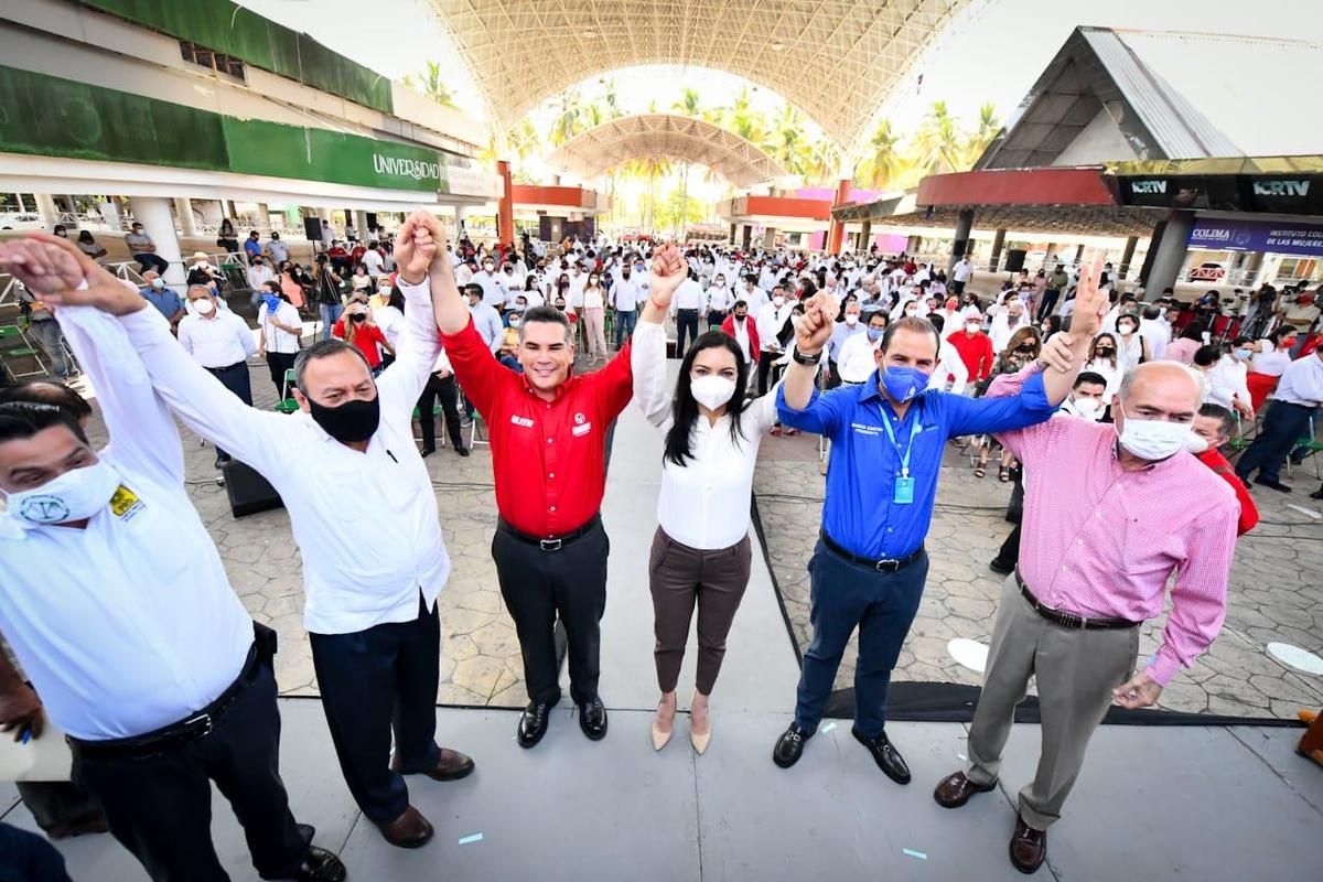 Mely Romo fue acompañada por los dirigentes nacionales del PRI, PAN y PRD. (Especial)