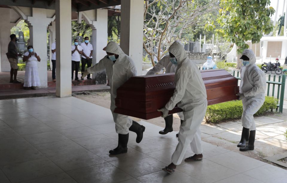 Hace unos meses la cremación de cuerpos en Sri Lanka por covid-19 causó polémica. | AP