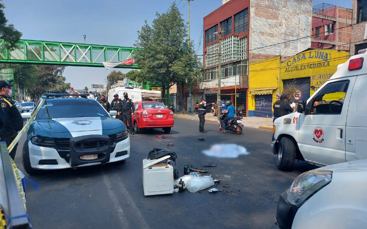 El motociclista falleció tras estamparse contra un automóvil rojo. (Especial)
