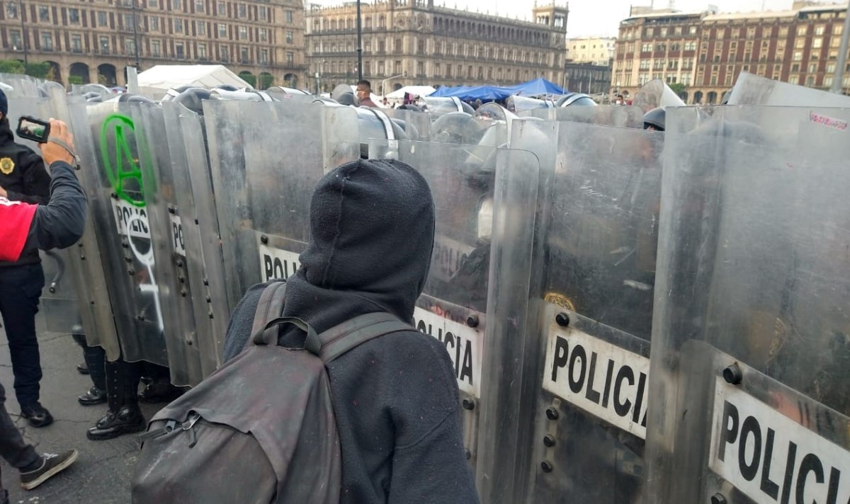 Las mujeres fueron encapsuladas por policías de CdMx. | César Velázquez
