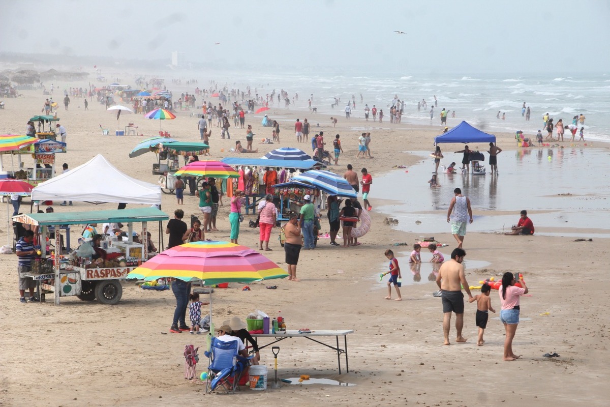 Playa Miramar de Ciudad Madero recibe bañistas en la pandemia de covid-19.