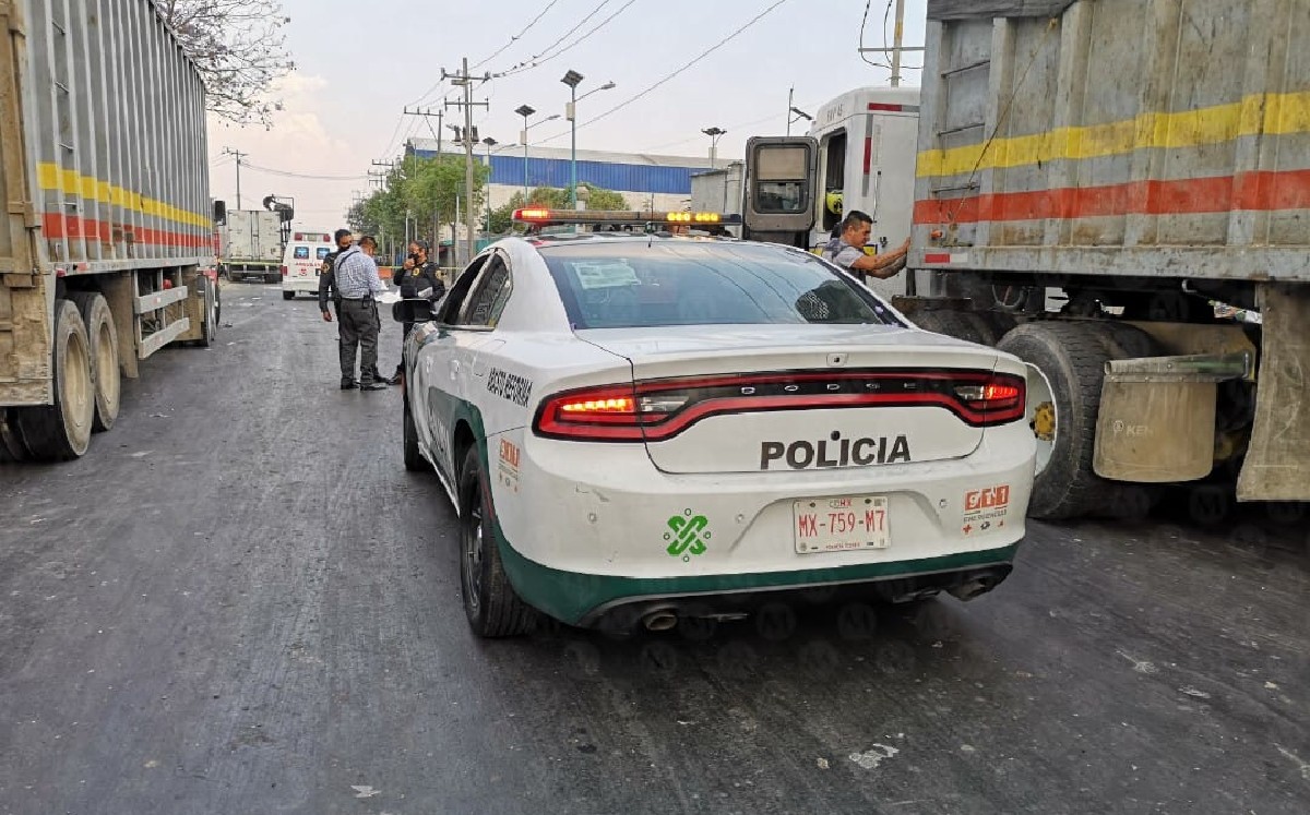 Policías de la SSC de CdMx acordonaron la zona donde murió el motociclista. (Jorge Becerril)
